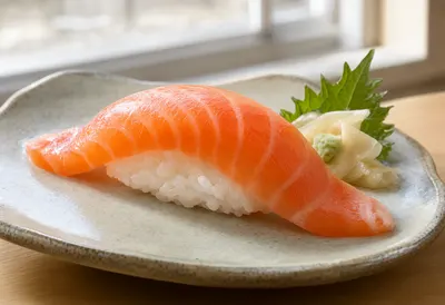 ซูชิหน้าปลาแซลมอนสดบนจานเซรามิก (สร้างด้วย AI)