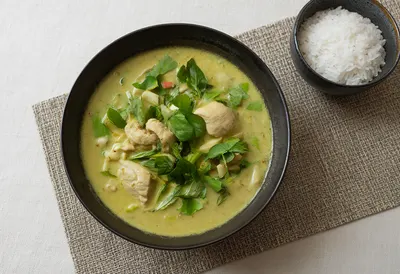 แกงเขียวหวานไก่ในชามเซรามิกสีเข้ม (สร้างด้วย AI)