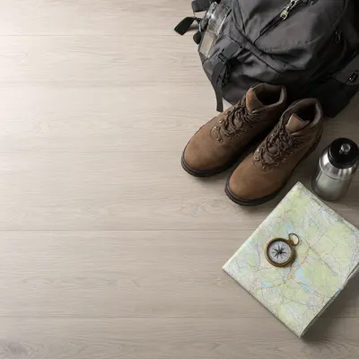 ภาพ Flat Lay อุปกรณ์เดินป่า (สร้างด้วย AI)