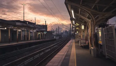 ชานชาลารถไฟอันเงียบสงบตอนพลบค่ำ