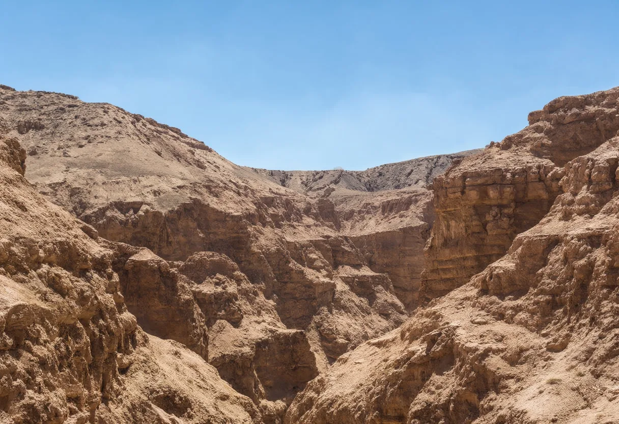 กำแพง Clay Canyon ท่ามกลางแสงอันอบอุ่นในฤดูร้อน