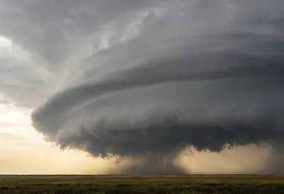 พายุฝนฟ้าคะนอง Supercell เหนือที่ราบ