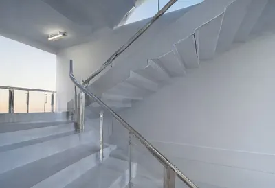 ไฟบันไดตอนพลบค่ำ มุมกว้าง
