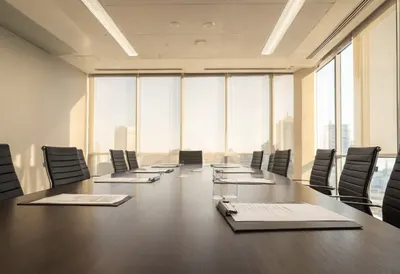 โต๊ะห้องประชุมพร้อมไฟหน้าต่างโทนอุ่นมุมต่ำ