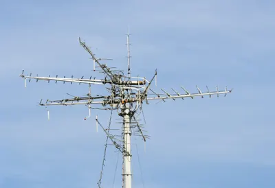 Antenna array under natural daylight, wide angle
