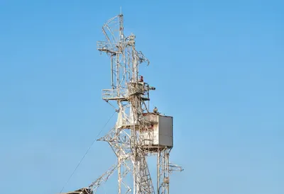Cable vessel with soft rim light, low angle