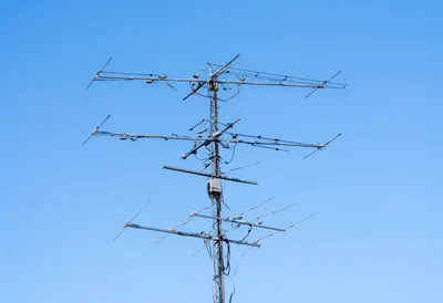 Antenna array with cool blue light, low angle